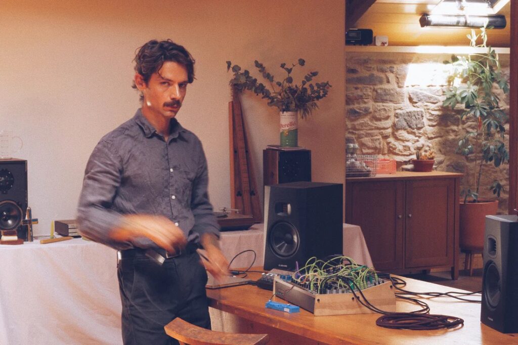 Daniel Foggin durante le registrazioni di Songs from the Free House degli Smote