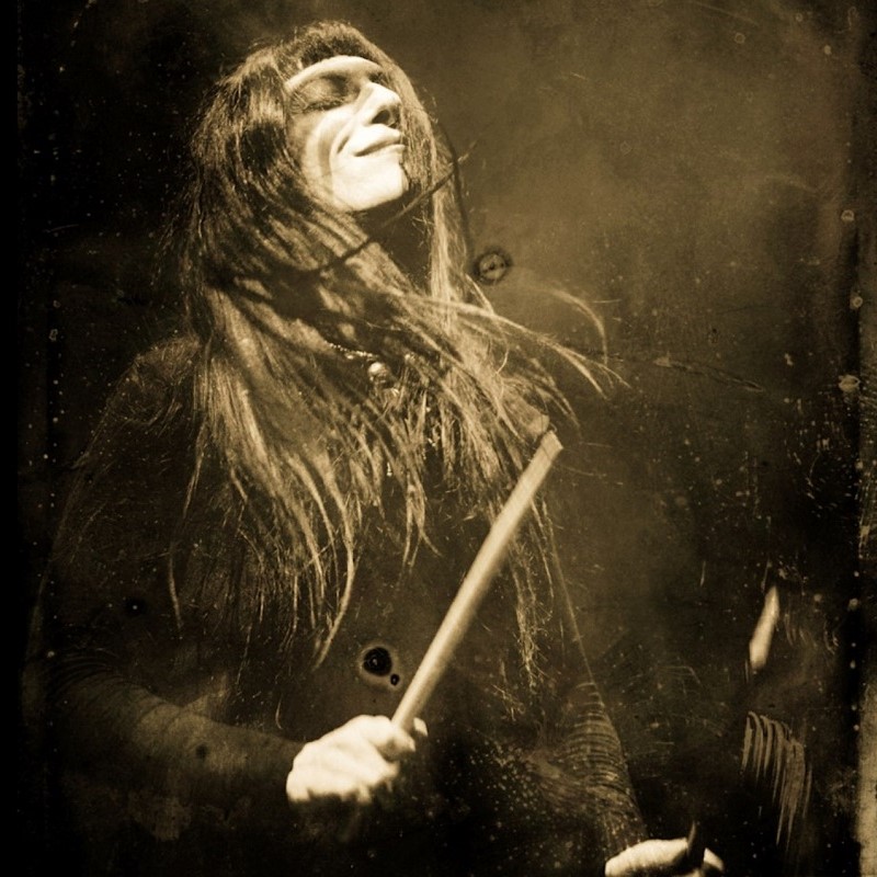 Lili Refrain, arriva il nuovo disco Nagalite: il video di Nagal Un primo piano di Lili Refrain dal vivo